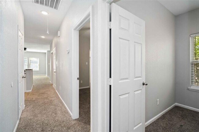 Foto del edificio - 5101 Southwind St