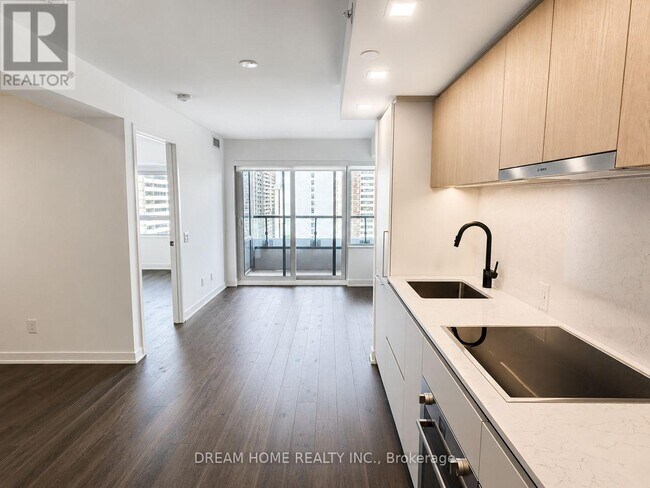 Building Photo - 609 Sherbourne St
