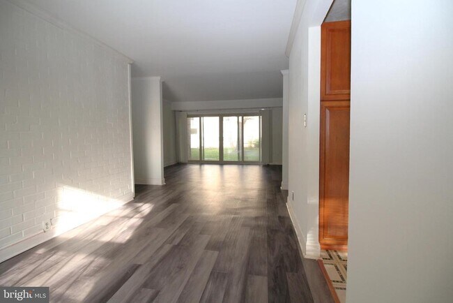 Foto del edificio - 6010 Westchester Park Dr