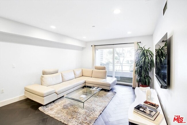 Building Photo - 1319 N Detroit St