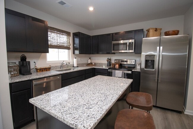 Building Photo - 3 Bedroom, 2.5 Bathroom - Available NOW!