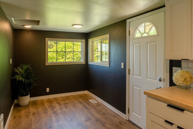 Building Photo - 2 br, 1 bath House - 1535 Beach Drive E