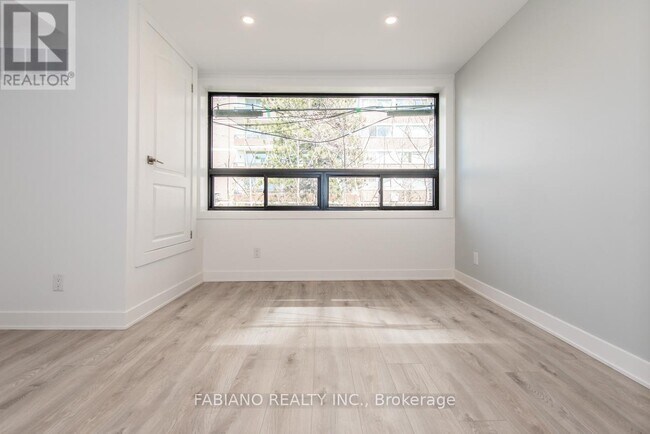 Building Photo - 942 St Clair Ave W