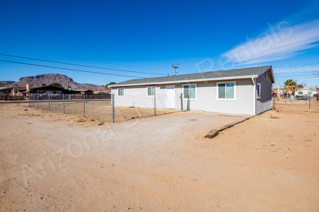 Building Photo - SPACIOUS 4 BEDROOM