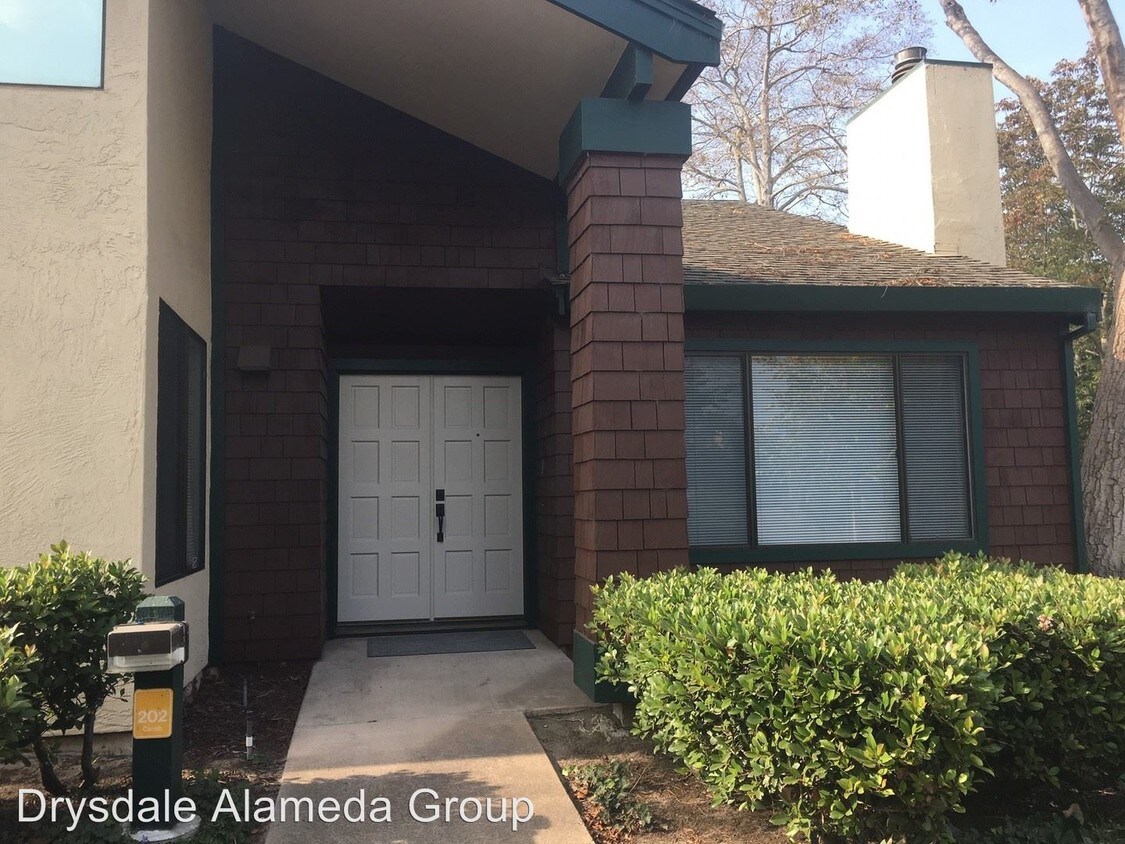 Foto principal - 3 br, 2 bath House - 202 Carob Lane