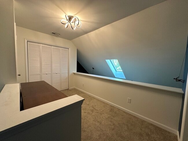 Foto del edificio - Charming 2-Bedroom Loft-Style Condo in a P...