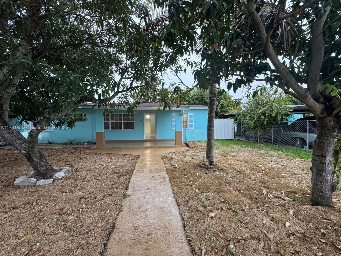 Foto principal - 15735 NW 28th Pl