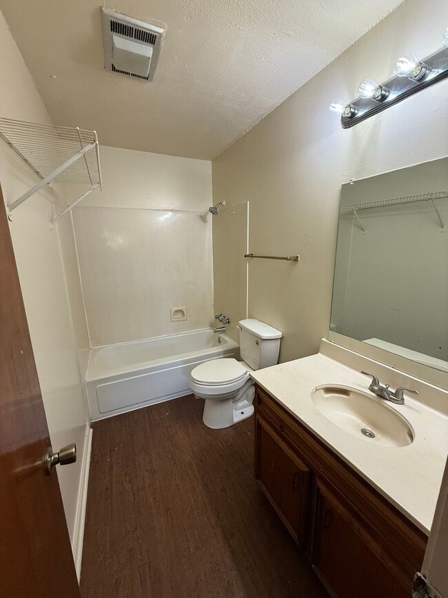 Building Photo - Beautiful and spacious townhome with cathe...