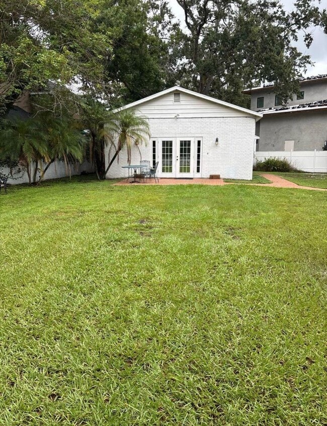 Building Photo - 2707 Sanders Dr