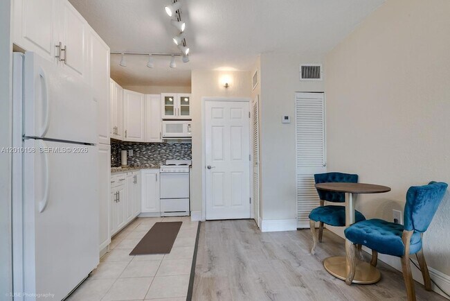 Building Photo - 2539 S Bayshore Dr