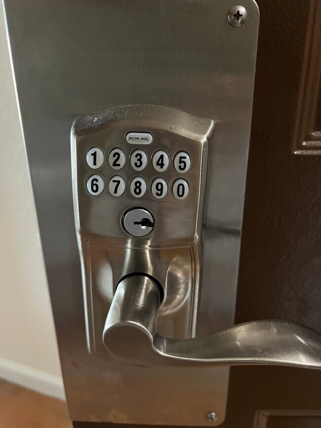 Foto del edificio - 14200 Avalon Rd