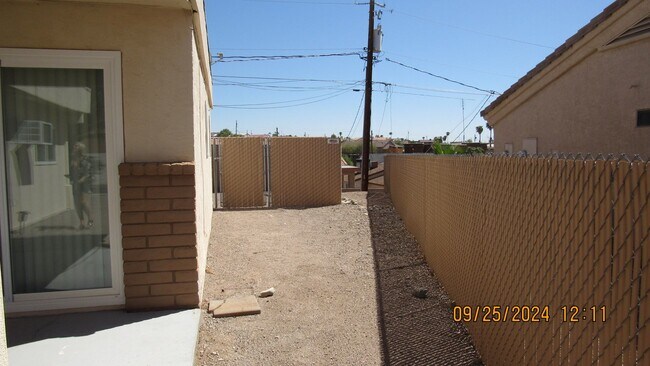 Foto del edificio - 3386-3388 Iroquois Dr.
