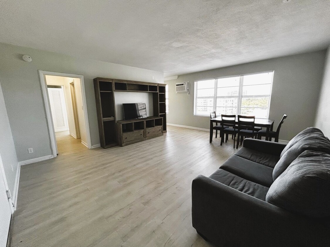 Primary Photo - Updated 1 Bedroom 1 Bath Condo - Steps fro...