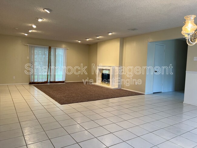 Foto del edificio - 3700 Greenleaf Dr