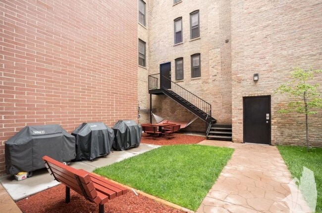 Foto del edificio - 3232 N Sheffield Ave