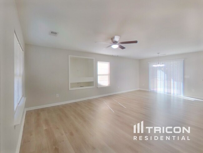 Foto del edificio - 258 Drooping Leaf Ln