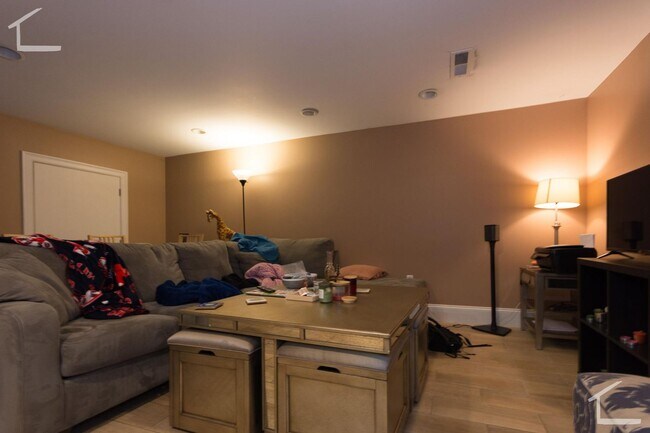 Building Photo - Great 3 bedroom close to BU