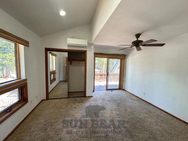 Foto del edificio - Bright Unfurnished Home with 2 Car Garage!