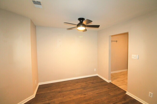 Foto del edificio - 2-Bedroom Condo on the Sugar Creek Greenway!