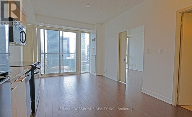 Building Photo - 126 Simcoe St