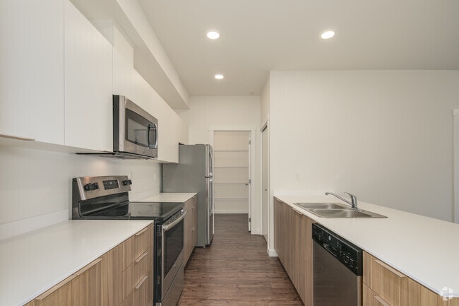 2BR, 2BA - 967SF - Kitchen - 1085 Goldstream Ave