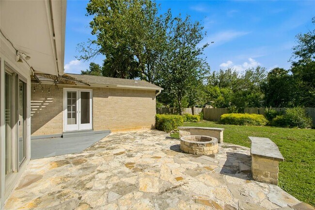 Building Photo - 3005 Village Dr