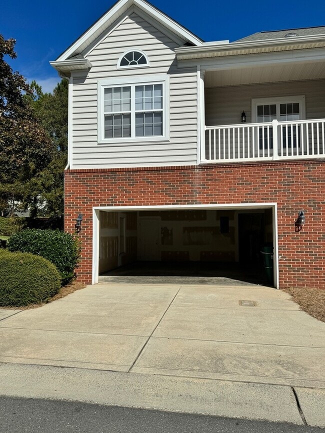 Foto del edificio - Move-in ready 2-bedroom, 2-bath end-unit t...