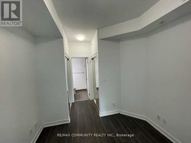 Photo du bâtiment - 3560 St Clair Ave E