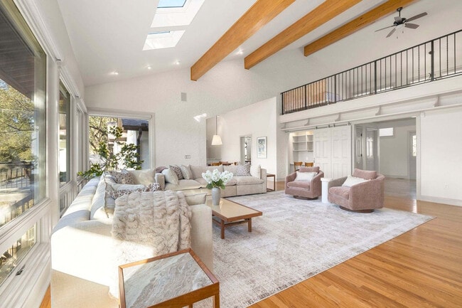 Building Photo - 515 NW D St