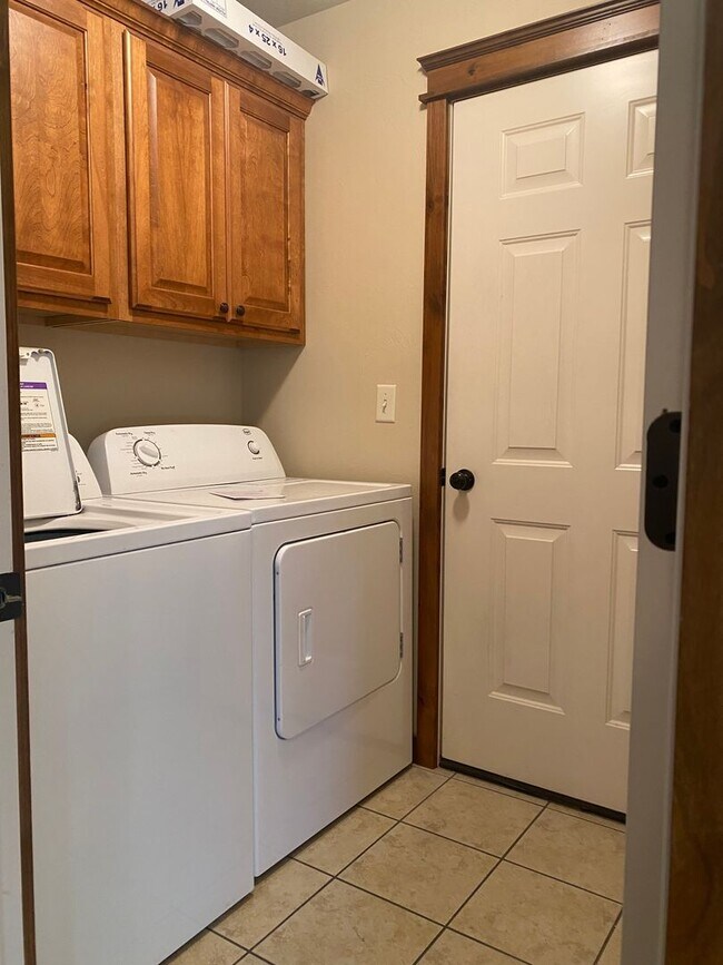 Building Photo - Spacious, clean, 3 Bedroom in Four Corners