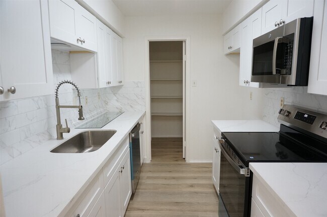 Building Photo - 7400 Bellerive Dr