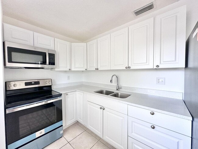 Building Photo - 906 Foresteria Dr