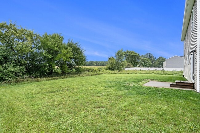 Building Photo - Comfortable and stylish home in the heart ...