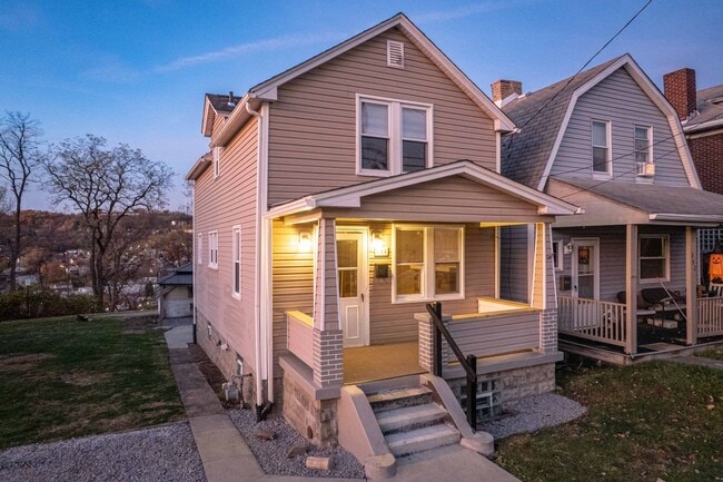 Building Photo - SCORE 50% OFF 1ST MONTH'S RENT IF SIGNED BY DEC 24! Gorgeous 3 bedroom home in Scott Township ava...