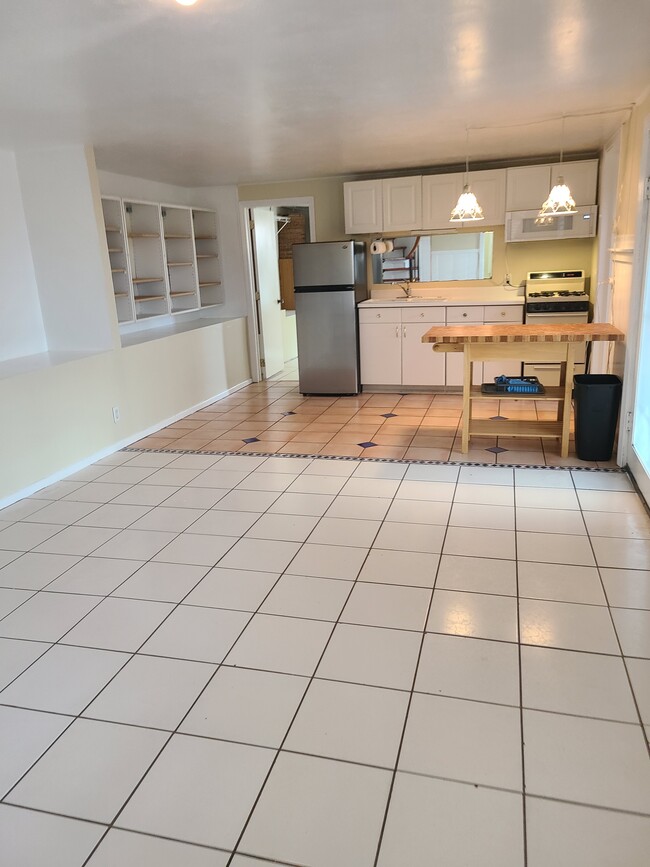 Building Photo - 5831 Adelaide Ave