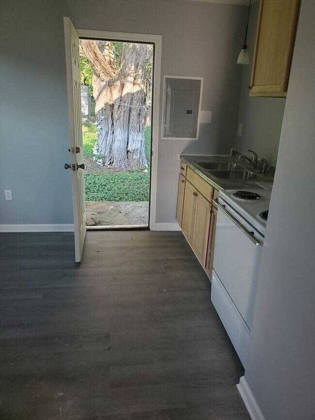 Foto del edificio - 1 BD AVAILABLE NOW. $600 PER MONTH. NEW STAINLESS STEEL APPLIANCES and UPDATES!!