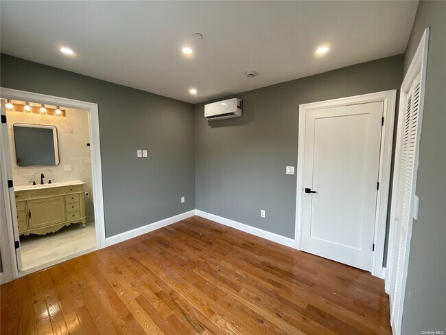 Building Photo - 9530 Van Wyck Expy