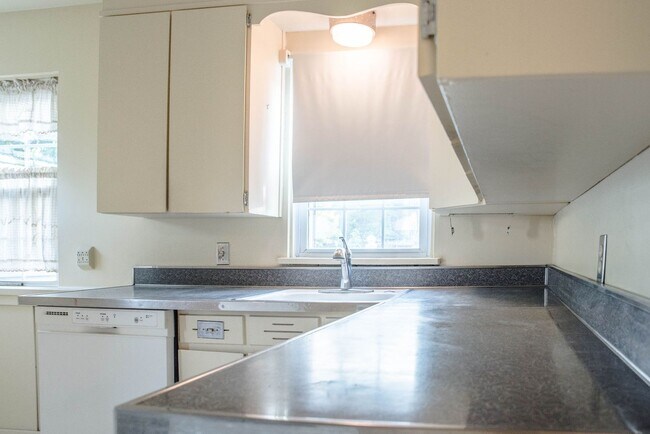 Foto del edificio - PRELEASING for AUGUST 2026! Spacious 4 Bedroom, 2 Bathroom Home with Detached Garage, Walking Dis...