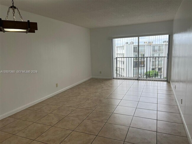 Foto del edificio - 8610 N Sherman Cir