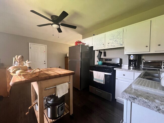 Foto del edificio - 3 Bedroom Home With A Large Fully-Fenced Yard