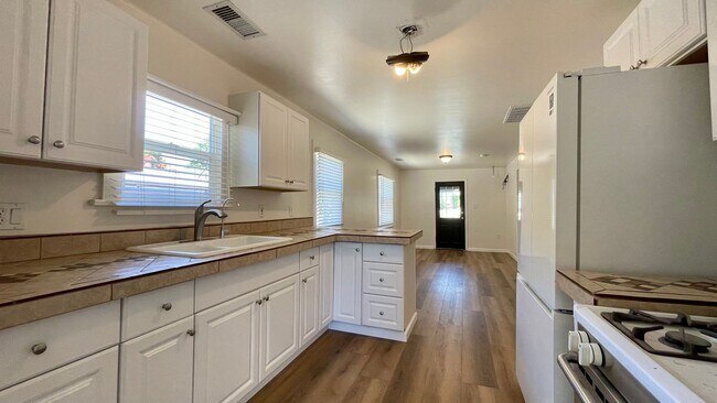 Foto del edificio - Charming 2 Bedroom, 2 Bathroom Bungalow wi...