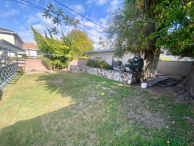 Building Photo - 1760 Ruhland Ave
