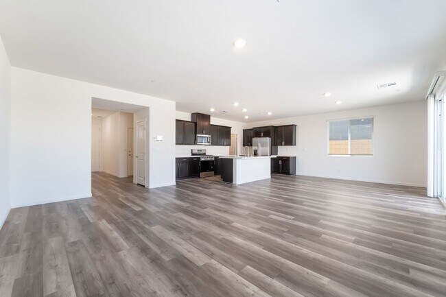 Foto del edificio - Brand-new 4-bedroom home located in the de...