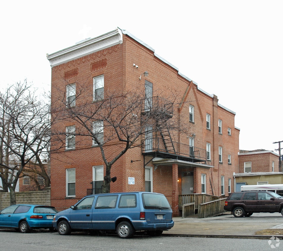 Primary Photo - 761 W Hamburg St