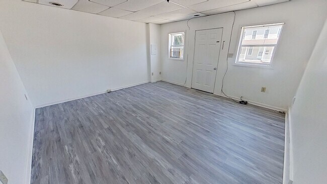 Building Photo - 1st Floor Apartment
