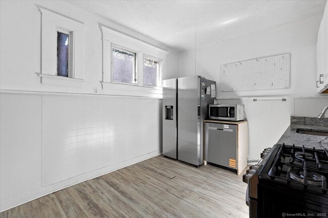 Building Photo - 590 Whitney Ave
