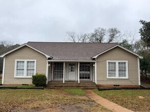 Building Photo - 2021 Center Rd