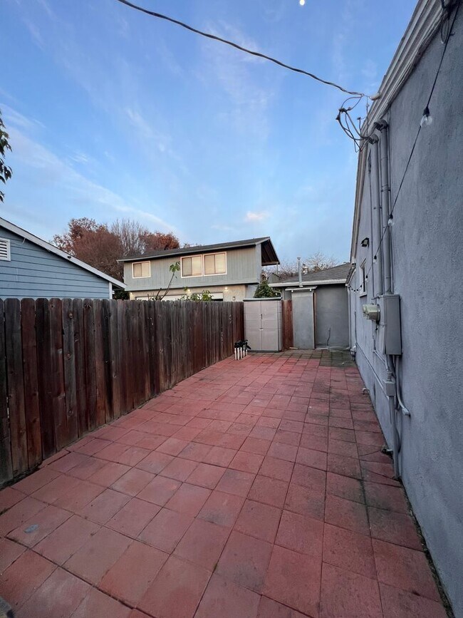Foto del edificio - Cozy Cottage with large fenced yard, patio