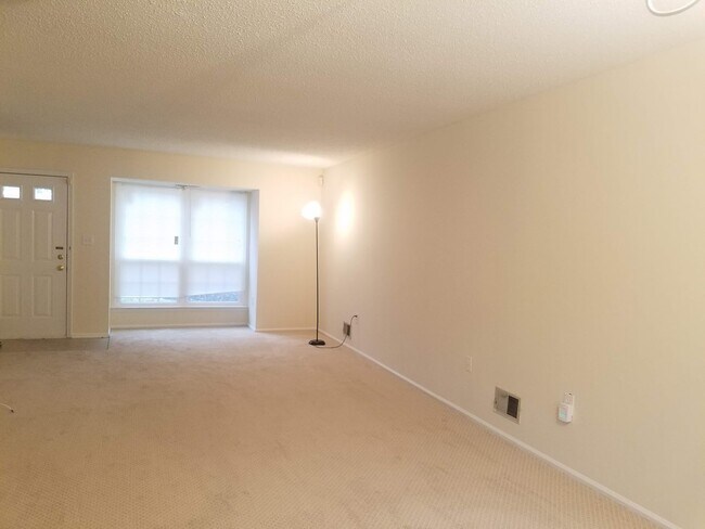 Building Photo - Updated, spacious, centrally located end-u...