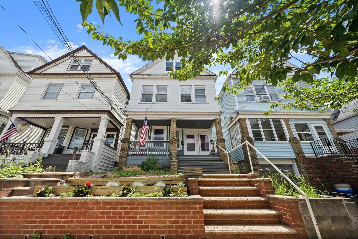 Primary Photo - 76 W 6th St